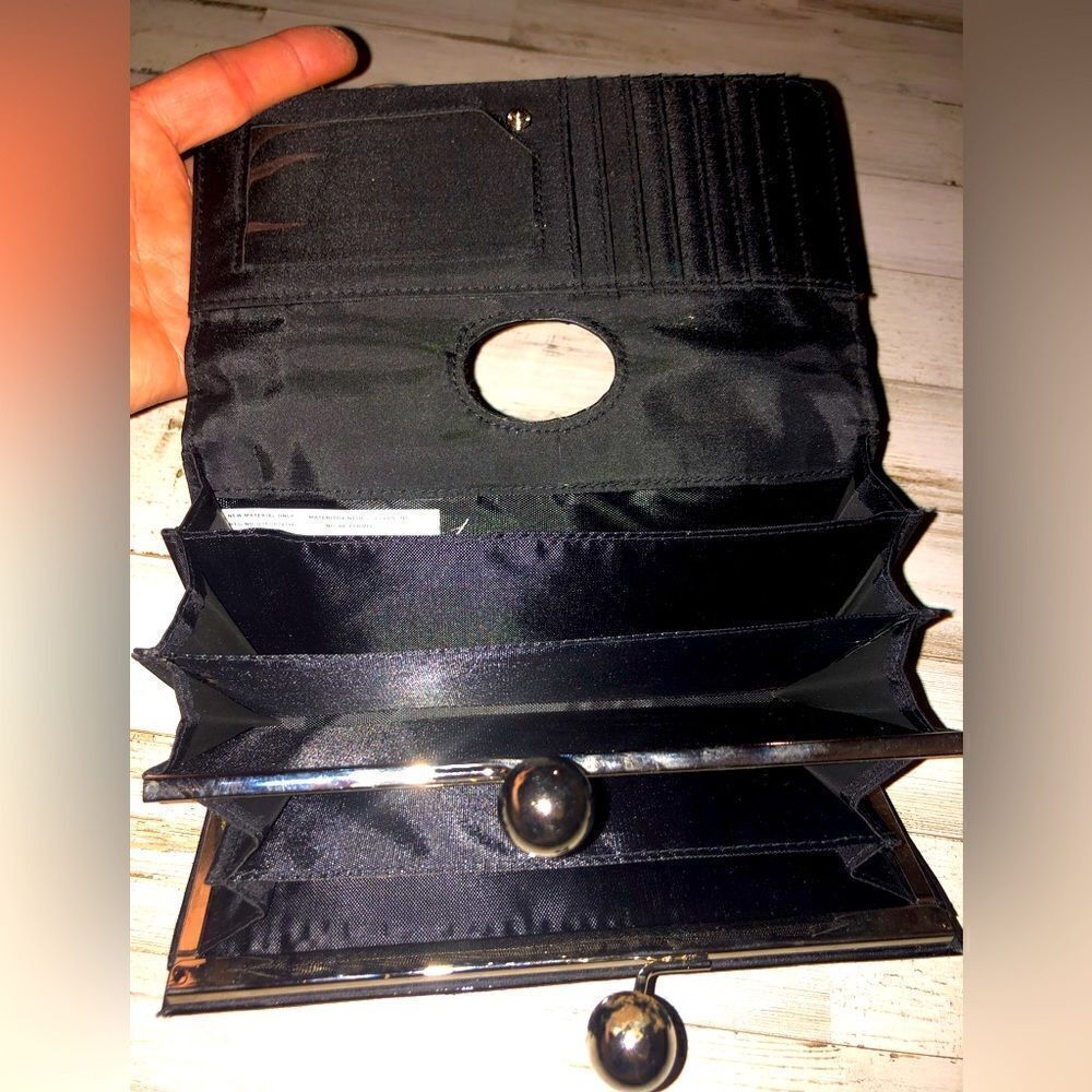 Vintage Kiss lock wallet with 10 card slots 5 cash slots and one coin zip slot
